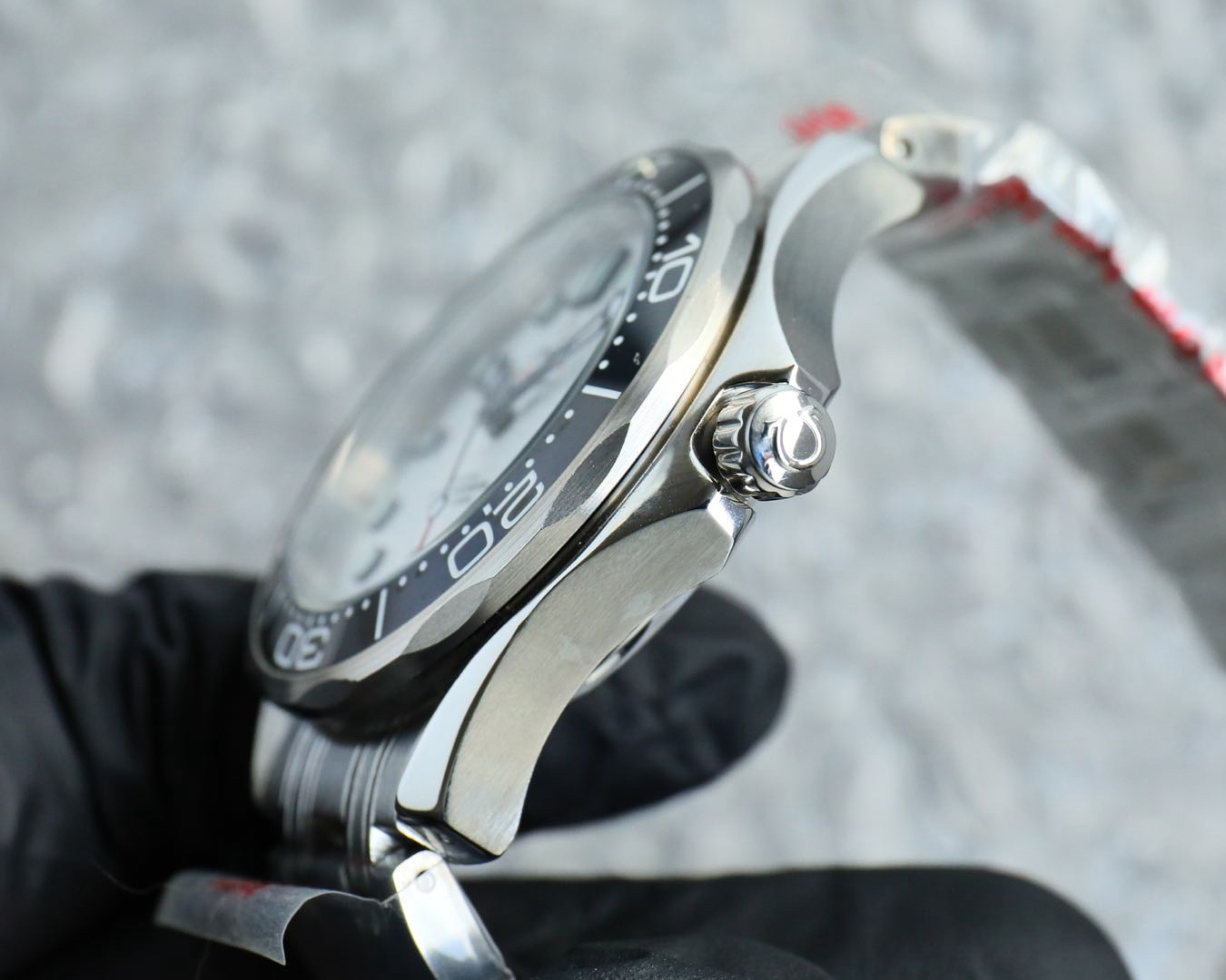 0bfa111efc0c68e2296abd40de2028f8 Omega Seamaster Diver 300M – Silver Dial with Blue Ceramic Bezel and Stainless Steel Bracelet - 图片 1