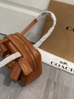 COACH Mini Leather Tote Bag – Caramel Brown, Dual Flap Pockets, Gold-Tone Hardware, Designer Crossbody Bag - 图片 10