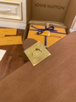 Louis Vuitton-Style Lockit Mini Bag – Brown Monogram Canvas with Leather Flap & Gold-Tone Lock Closure - 图片 4