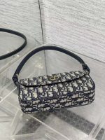 Dior Oblique Print Chain Crossbody Bag – Iconic Monogram Canvas, Gold-Tone CD Clasp, Designer Shoulder Bag with Detachable Chain Strap - 图片 7