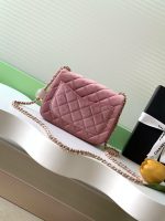 Chanel-Style Velvet Flap Bag – Classic Quilted Design with Gold-Tone Chain & Pearl Ball Charm (Multi-Color Available) - 图片 7
