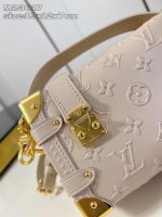 Louis Vuitton-Style Capucines Mini Bag – beige Grained Leather with Gold-Tone Hardware & Signature Lock Design (M25160) - 图片 10