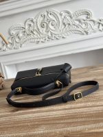 Celine-Style Mini Box Bag – Iconic Lock Clasp, Smooth Leather, Designer Crossbody with Top Handle in Multiple Colors - 图片 13