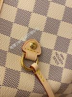 Louis Vuitton-Style Neverfull Tote Bag – Damier Checkered Canvas with Red Lining & Brown Leather Trim - 图片 9