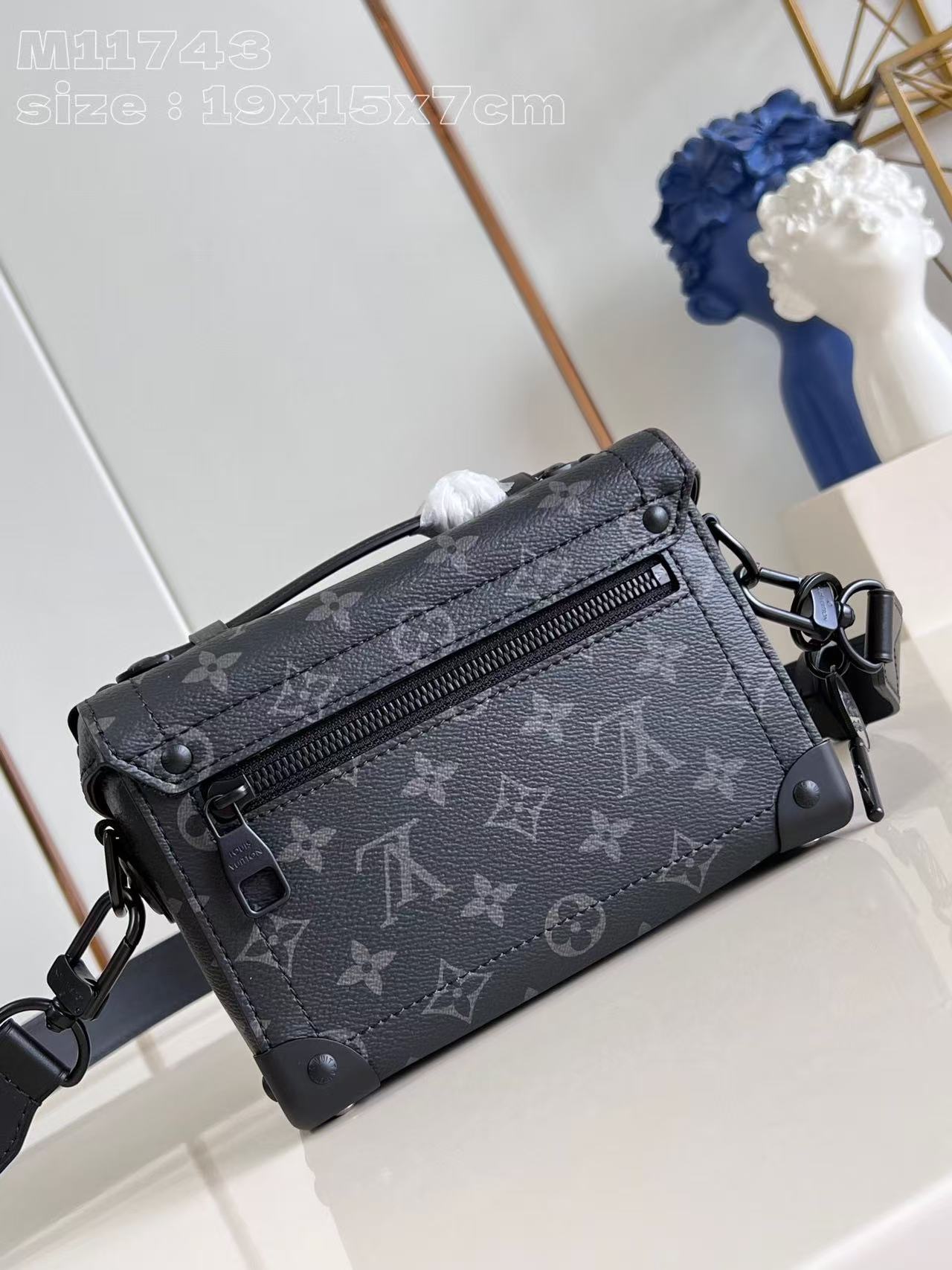 102d80492056160aaca90f8ab95cef89 Louis Vuitton-Style Trunk Mini Bag – Black Monogram Leather with All-Black Hardware & Signature Lock Design (M11743) - 图片 1