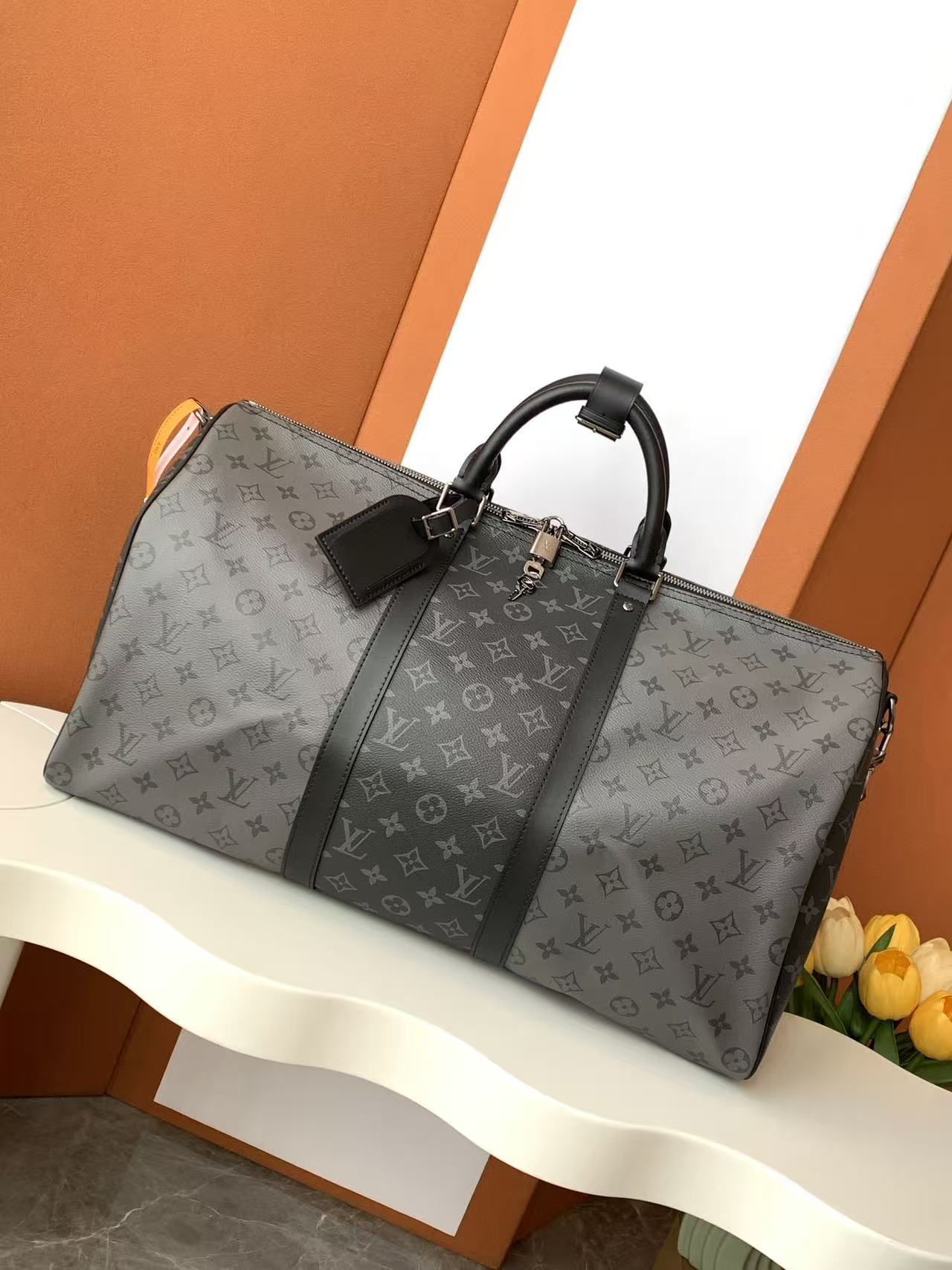 14aeec3b2deeb18a2aed27e1a2c2e885 Louis Vuitton-Style Keepall Travel Duffel – Dark Gray Monogram Leather with Black Trim & Removable Shoulder Strap - 图片 1