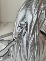 Miu Miu-Style Quilted Mini Bag – Iconic Diamond Stitching, Metallic Logo Detail, Designer Handbag with Detachable Strap in Multiple Colors - 图片 10