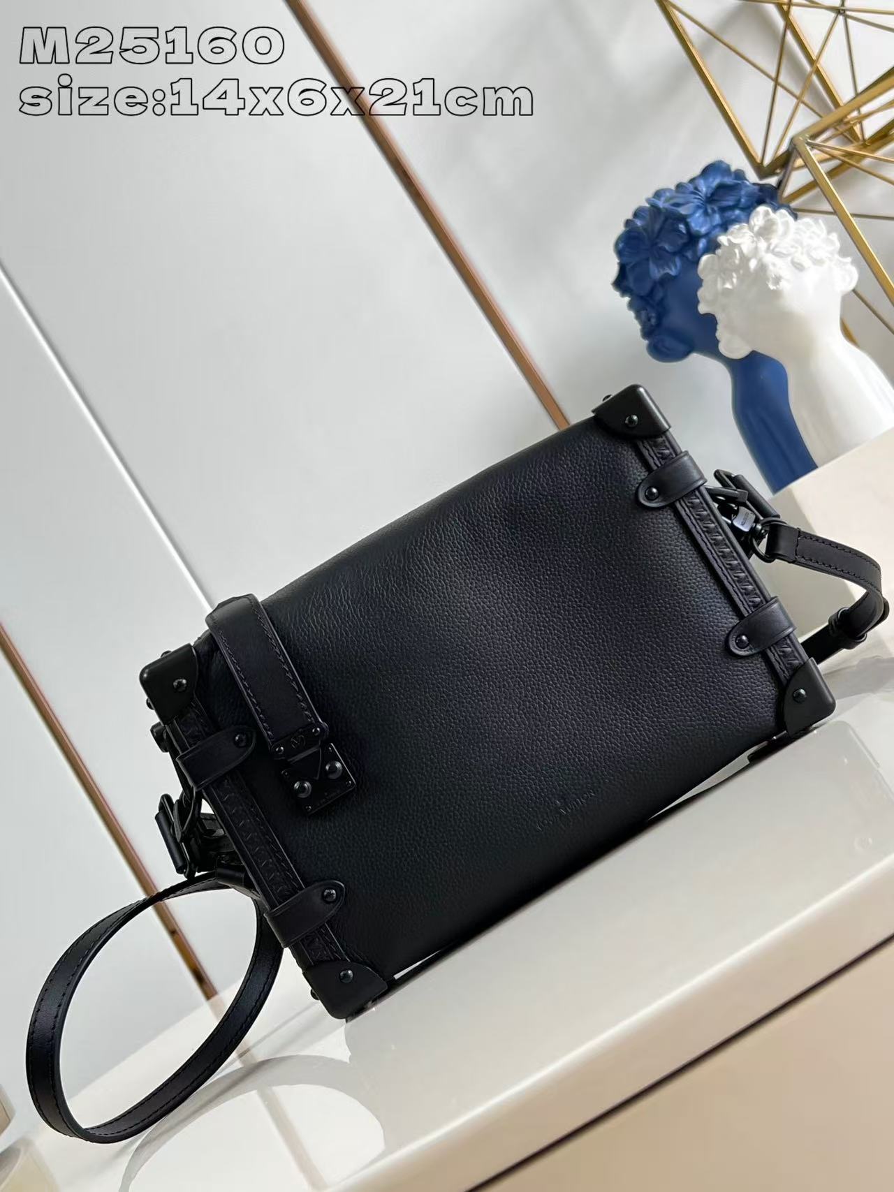 18cf3c25de6504f422c83a67dd076674 Louis Vuitton-Style Capucines Mini Bag – Black Grained Leather with Gold-Tone Hardware & Signature Lock Design (M25160) - 图片 1