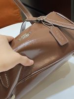COACH Classic Leather Tote Bag – Caramel Brown, Smooth Leather, Metal Buckle Detail, Everyday Designer Handbag - 图片 5