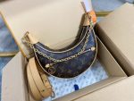 Louis Vuitton-Style Moon Bag – Deep Blue Monogram Canvas with Cream Leather Trim & Gold-Tone Chain Strap - 图片 8