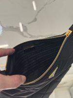 Prada-Style Leather & Nylon Tote Handbag – Minimalist Top Handle Bag with Triangular Logo – Designer-Inspired Shoulder Bag for Women - 图片 8