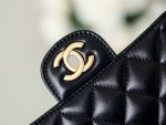 Chanel-Style Mini Flap Bag – Black Glossy Leather with Gold-Tone CC Logo & Top Handle - 图片 7