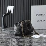 Bottega Veneta Black Intrecciato Drawstring Bag – Iconic Weave, Sculptural Silhouette, Leather Pouch, Designer Handbag - 图片 6