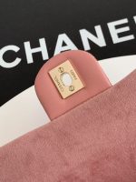 Chanel-Style Velvet Flap Bag – Classic Quilted Design with Gold-Tone Chain & Pearl Ball Charm (Multi-Color Available) - 图片 9