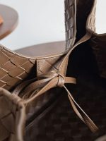 Bottega Veneta Brown Intrecciato Pouch Bag – Iconic Weave, Leather Hobo, Designer Handbag - 图片 4