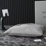 Bottega Veneta Large Intrecciato Hobo Bag – Iconic Weave, Sculptural Silhouette, Leather Tote, Designer Handbag - 图片 12