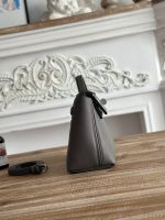 Hermès Mini Constance Bag – 15 Color Options, Dual-Tone Design, Signature Clasp, Handcrafted Leather Luxury - 图片 7