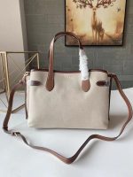 COACH City Tote Bag – Beige Canvas, Brown Leather Trim, Logo Embossing, Everyday Designer Tote - 图片 3