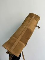 Prada-Style Caramel Leather Shoulder Bag – Minimalist Design with Triangular Logo - 图片 6