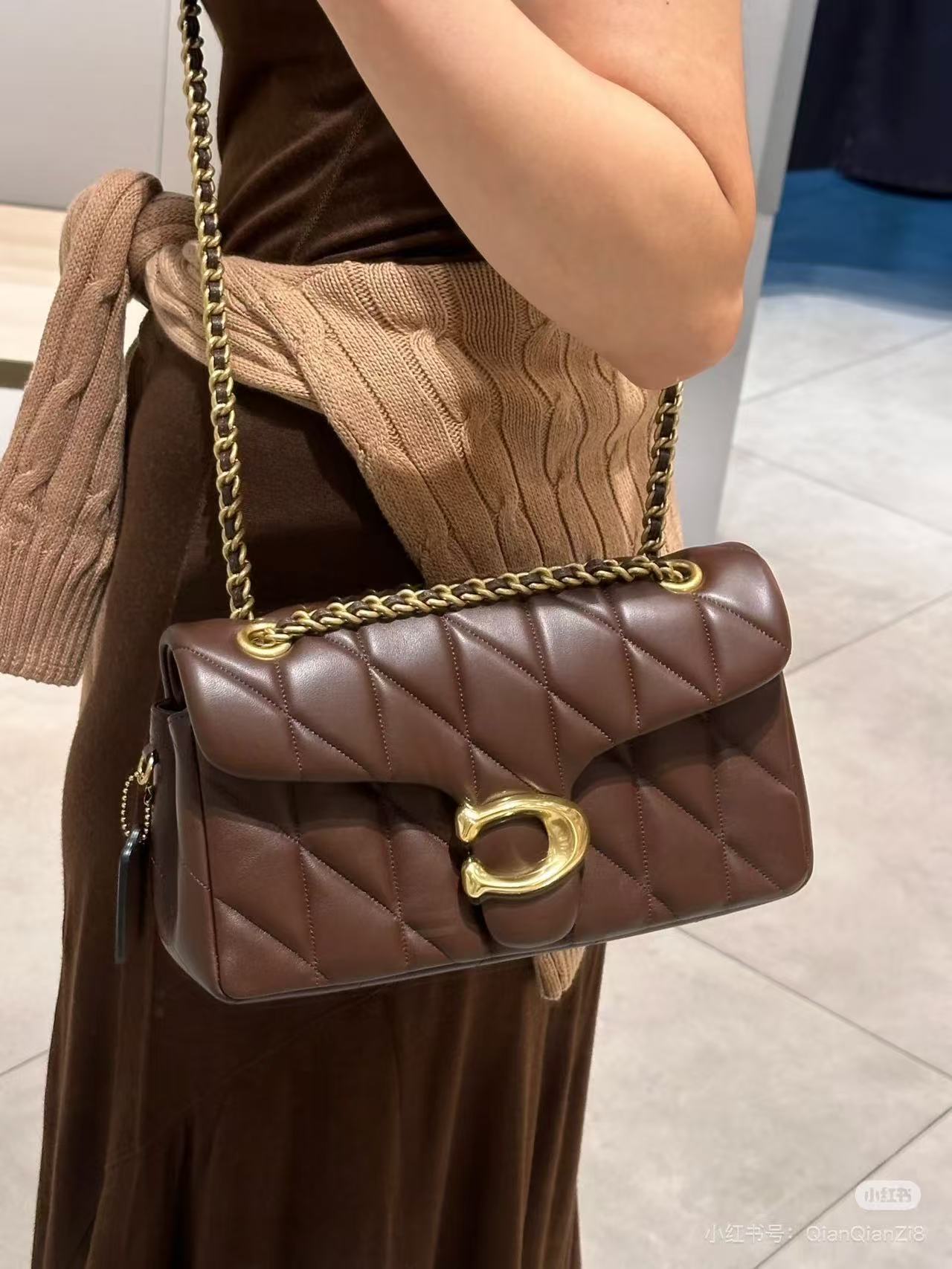 29de2af512077182493bd97024755e98 COACH C Logo Quilted Shoulder Bag – Dark Brown Leather, Gold-Tone Chain Strap, Signature C Clasp, Designer Flap Bag - 图片 1