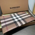 Burberry Check Clutch Bag – Iconic Plaid Pattern, Wrist Strap, Zip Closure, Designer Handbag - 图片 10
