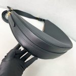 Prada-Style Black Calf Leather Crossbody Bag – Embossed Triangular Logo with Buckle Strap - 图片 9