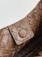 Bottega Veneta Brown Intrecciato Pouch Bag – Iconic Weave, Leather Hobo, Designer Handbag - 图片 3