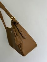 Prada-Style Caramel Leather Shoulder Bag – Minimalist Design with Triangular Logo - 图片 5