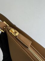 Prada-Style Caramel Leather Shoulder Bag – Minimalist Design with Triangular Logo - 图片 7