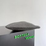 Bottega Veneta beige Intrecciato Pouch Bag – Iconic Weave, Leather Hobo, Designer Handbag - 图片 6