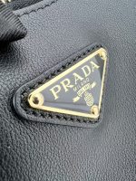 Prada-Style Black Calf Leather Crossbody Bag – Embossed Triangular Logo with Buckle Strap - 图片 5