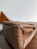 Bottega Veneta Brown Intrecciato Pouch Bag – Iconic Weave, Leather Hobo, Designer Handbag - 图片 9