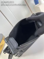 Louis Vuitton-Style Capucines Mini Bag – Black Grained Leather with Gold-Tone Hardware & Signature Lock Design (M25160) - 图片 9