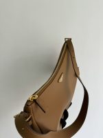 Prada-Style Caramel Leather Shoulder Bag – Minimalist Design with Triangular Logo - 图片 9