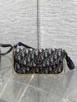 Dior Oblique Print Chain Crossbody Bag – Iconic Monogram Canvas, Gold-Tone CD Clasp, Designer Shoulder Bag with Detachable Chain Strap - 图片 3