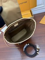 Louis Vuitton-Style Signature Hardware Detail – Deep Blue Monogram Leather with Cream Leather Strap & Gold-Tone Buckle - 图片 4