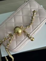 Chanel-Style Mini Vanity Bag – White Quilted Leather with Top Handle & Silver-Tone Chain - 图片 4