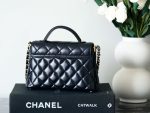 Chanel-Style Mini Flap Bag – Black Glossy Leather with Gold-Tone CC Logo & Top Handle - 图片 9