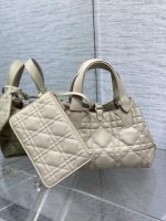 Dior Diorama Bag – Quilted Leather, Iconic Dior Logo Charm, Structured Silhouette, Designer Handbag with Top Handle - 图片 6