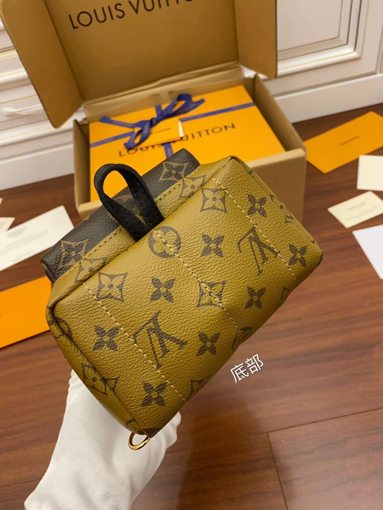 4c0f415eccdaa4896943496b62f87bd0 Louis Vuitton-Style Signature Hardware Detail – Deep Blue Monogram Leather with Cream Leather Strap & Gold-Tone Buckle - 图片 1