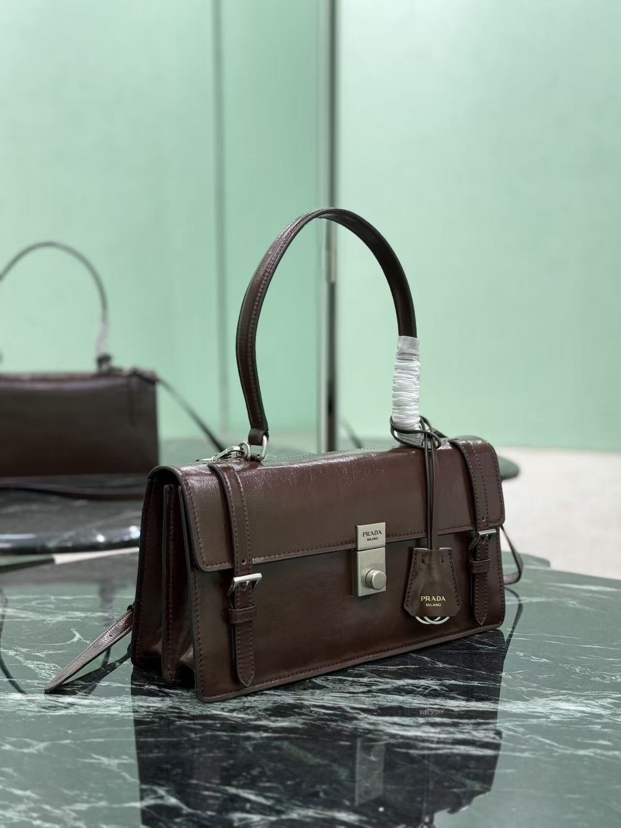 4cbbafa085c80facf1ea5dafa917d8b8 Prada-Style Leather & Nylon Tote Handbag – Minimalist Top Handle Bag with Triangular Logo – Designer-Inspired Shoulder Bag for Women - 图片 1