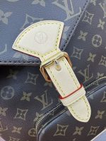 Louis Vuitton-Style Signature Hardware Detail – Deep Blue Monogram Leather with Cream Leather Strap & Gold-Tone Buckle - 图片 9