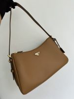 Prada-Style Caramel Leather Shoulder Bag – Minimalist Design with Triangular Logo - 图片 6