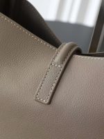 Saint Laurent-Style Tote Bag – Burgundy Quilted Leather with Metallic YSL Logo & Dual Handles – Designer-Inspired Work & Travel Bag for Women - 图片 7