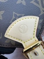 Louis Vuitton-Style Signature Hardware Detail – Deep Blue Monogram Leather with Cream Leather Strap & Gold-Tone Buckle - 图片 5