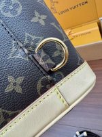 Louis Vuitton-Style Signature Hardware Detail – Deep Blue Monogram Leather with Cream Leather Strap & Gold-Tone Buckle - 图片 7