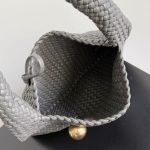 Bottega Veneta beige Intrecciato Pouch Bag – Iconic Weave, Leather Hobo, Designer Handbag - 图片 9