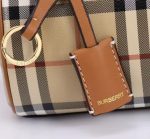 Burberry Check Clutch Bag – Iconic Plaid Pattern, Wrist Strap, Zip Closure, Designer Handbag - 图片 16