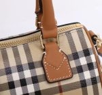 Burberry Check Clutch Bag – Iconic Plaid Pattern, Wrist Strap, Zip Closure, Designer Handbag - 图片 15