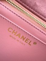 Chanel-Style Velvet Flap Bag – Classic Quilted Design with Gold-Tone Chain & Pearl Ball Charm (Multi-Color Available) - 图片 5